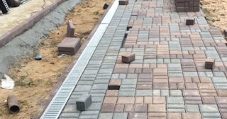 Профессиональная укладка плитки на улице в Горячем Ключе в октябре