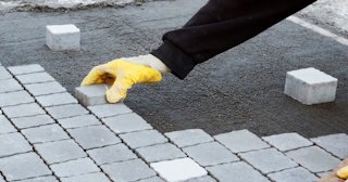 Монтаж тротуарной плитки на даче в Горячем Ключе в октябре