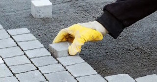 Укладка тротуарной плитки 50 на 50 в Горячем Ключе в октябре
