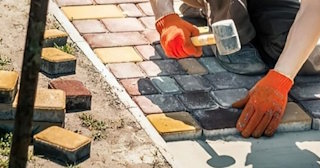 Укладка брусчатки «старый город» три цвета в Горячем Ключе в октябре